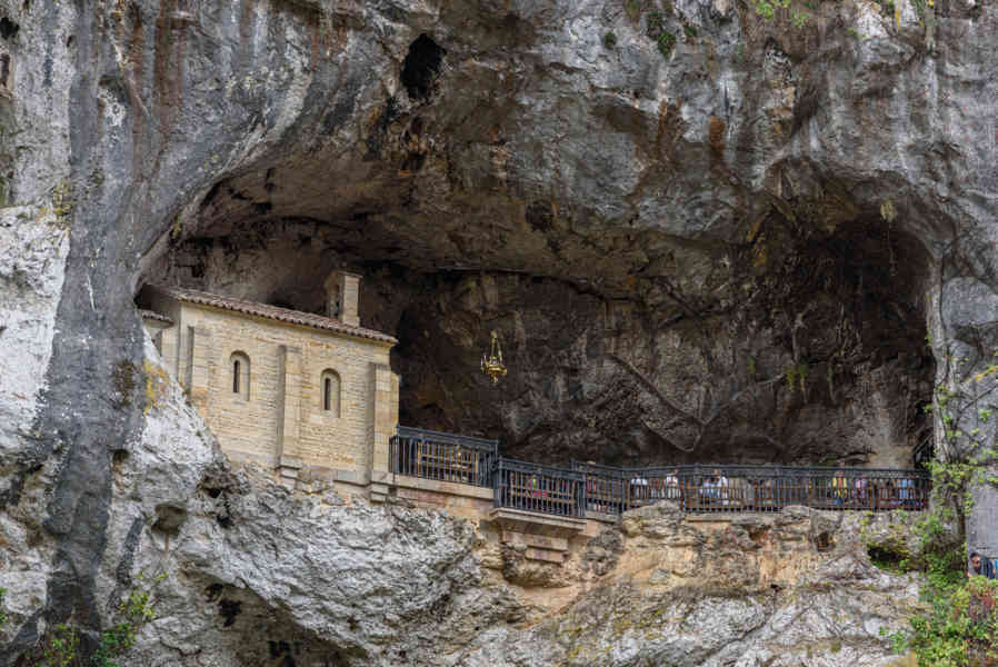 Principado de Asturias 029 - parque nacional de los Picos de Europa - santuario de Covadonga - Santa Cueva.jpg